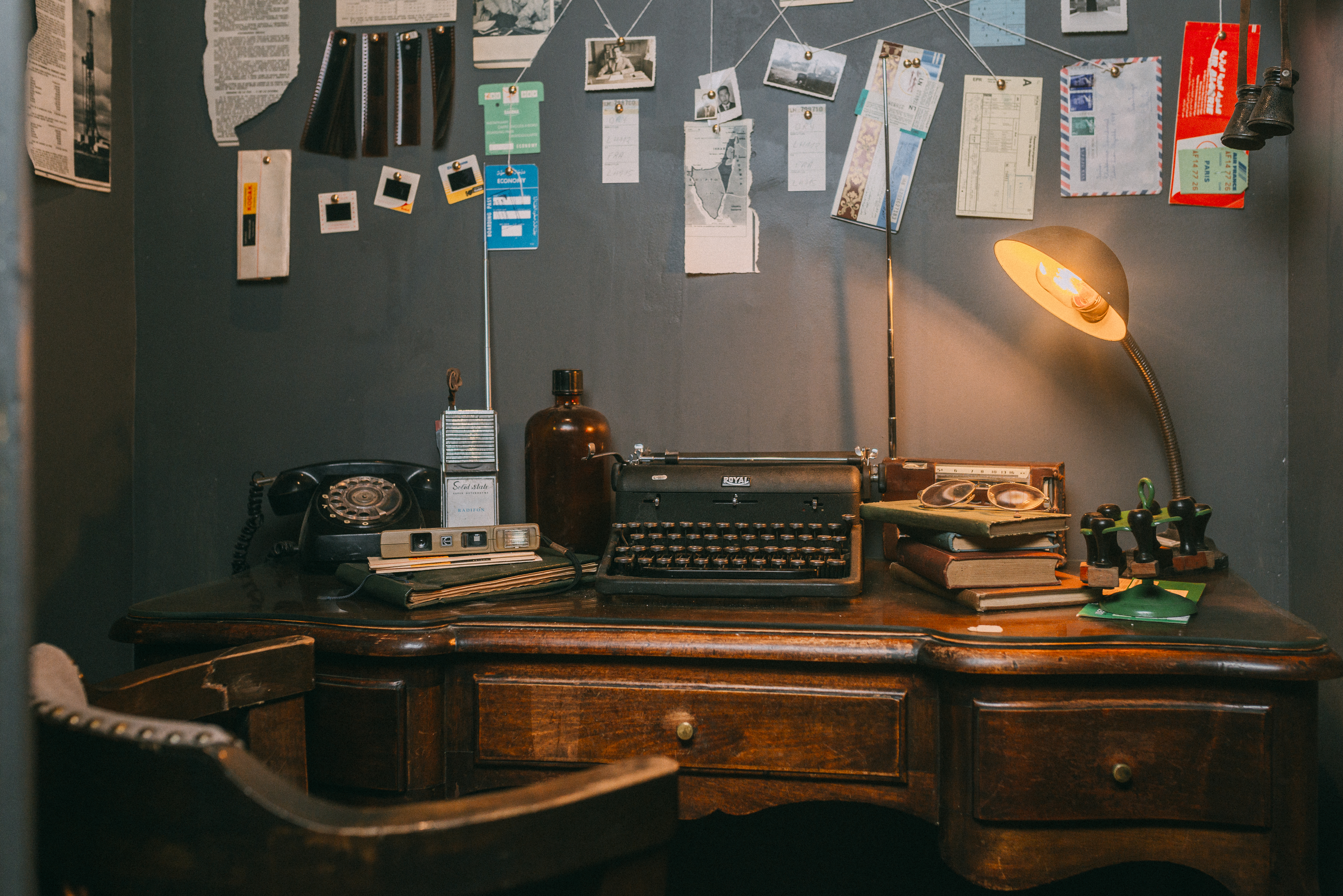 Escritorio estilo vintage con máquina de escribir y notas en la pared